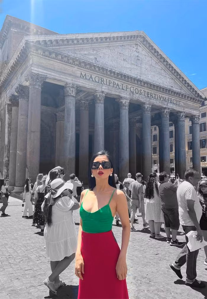 Áo hai dây trễ nải là một trong những style yêu thích của nữ ca sĩ 41 tuổi bởi nó giúp cô khoe vòng 1 bắt mắt.