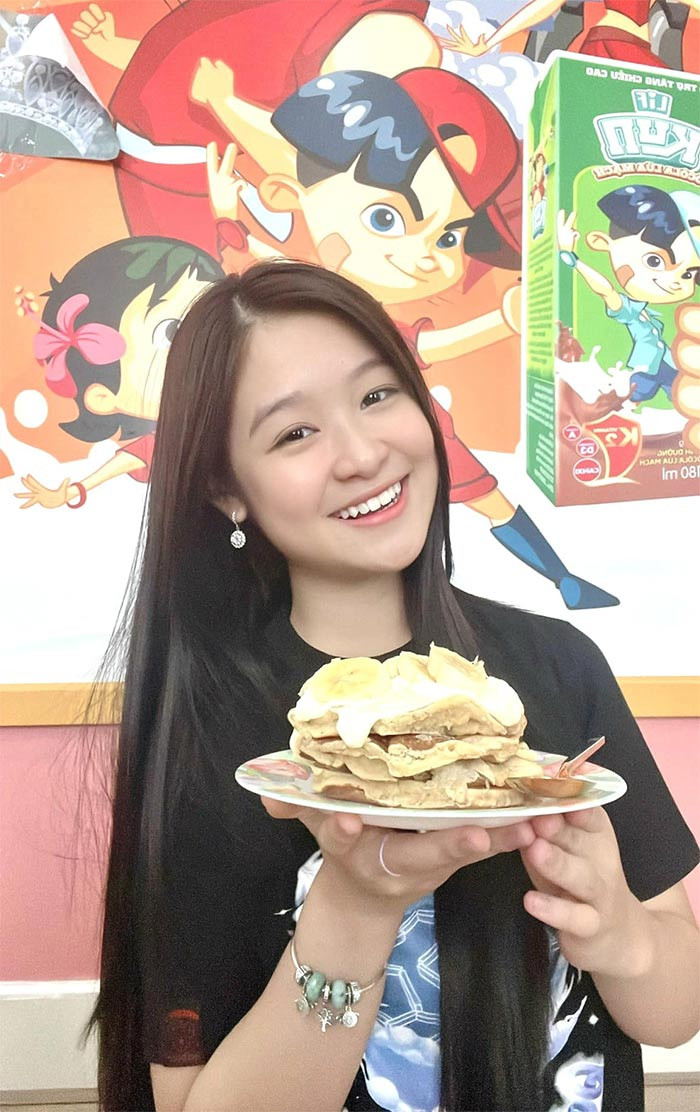 Nổi tiếng trên mạng xã hội nên kênh Youtube của cô nhóc có hơn 1 triệu người theo dõi.