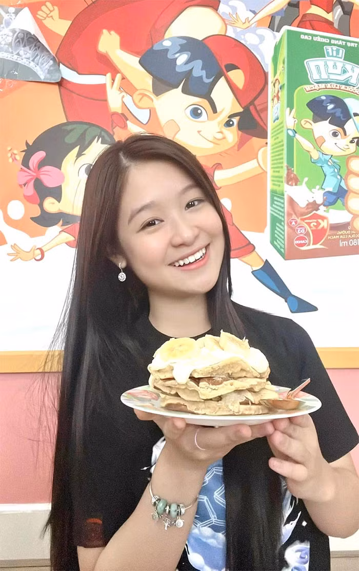 Nổi tiếng trên mạng xã hội nên kênh Youtube của cô nhóc có hơn 1 triệu người theo dõi.