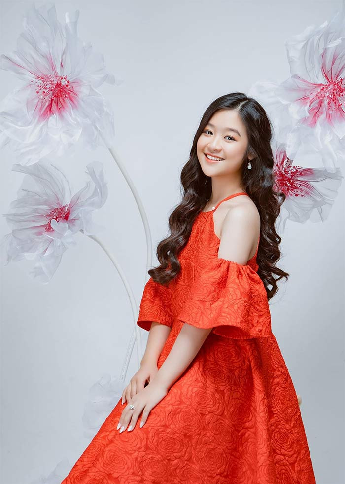 Tham gia showbiz từ khi còn rất nhỏ nên vẻ ngoài của Bảo Ngọc chững chạc hơn các bạn cùng lứa.