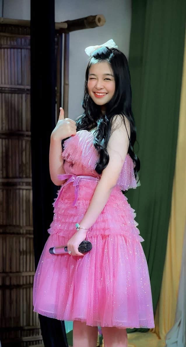 Trước đó, cô bé sinh năm 2008 từng tham gia chương trình Đồ Rê Mí 2014.