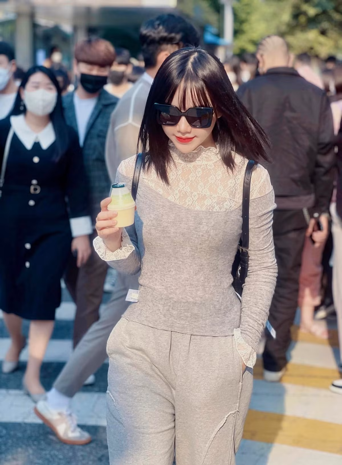 Vốn là người thích vi vu nhưng bị giữ chân một thời gian dài do dịch cộng với lịch quay film dày đặc, nữ diễn viên dành chút thời gian rảnh rỗi đi du hí trời Tây để lấy lại sức.