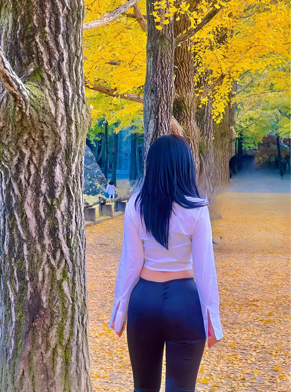 Người đẹp 9X thả dáng gợi cảm giữa khung cảnh lãng mạn ở Hàn Quốc.