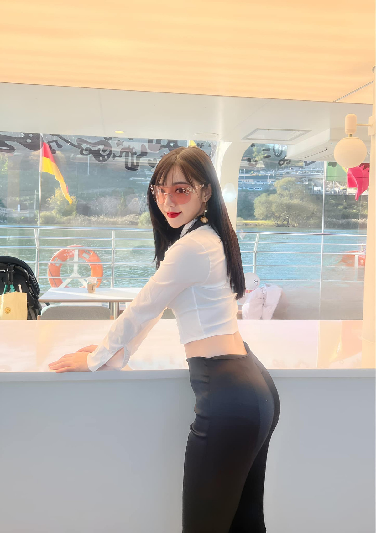 Quỳnh Kool diện áo sơ mi trắng croptop ôm sát kết hợp với quần da bó, khoe body căng đét cùng vòng eo con kiến.