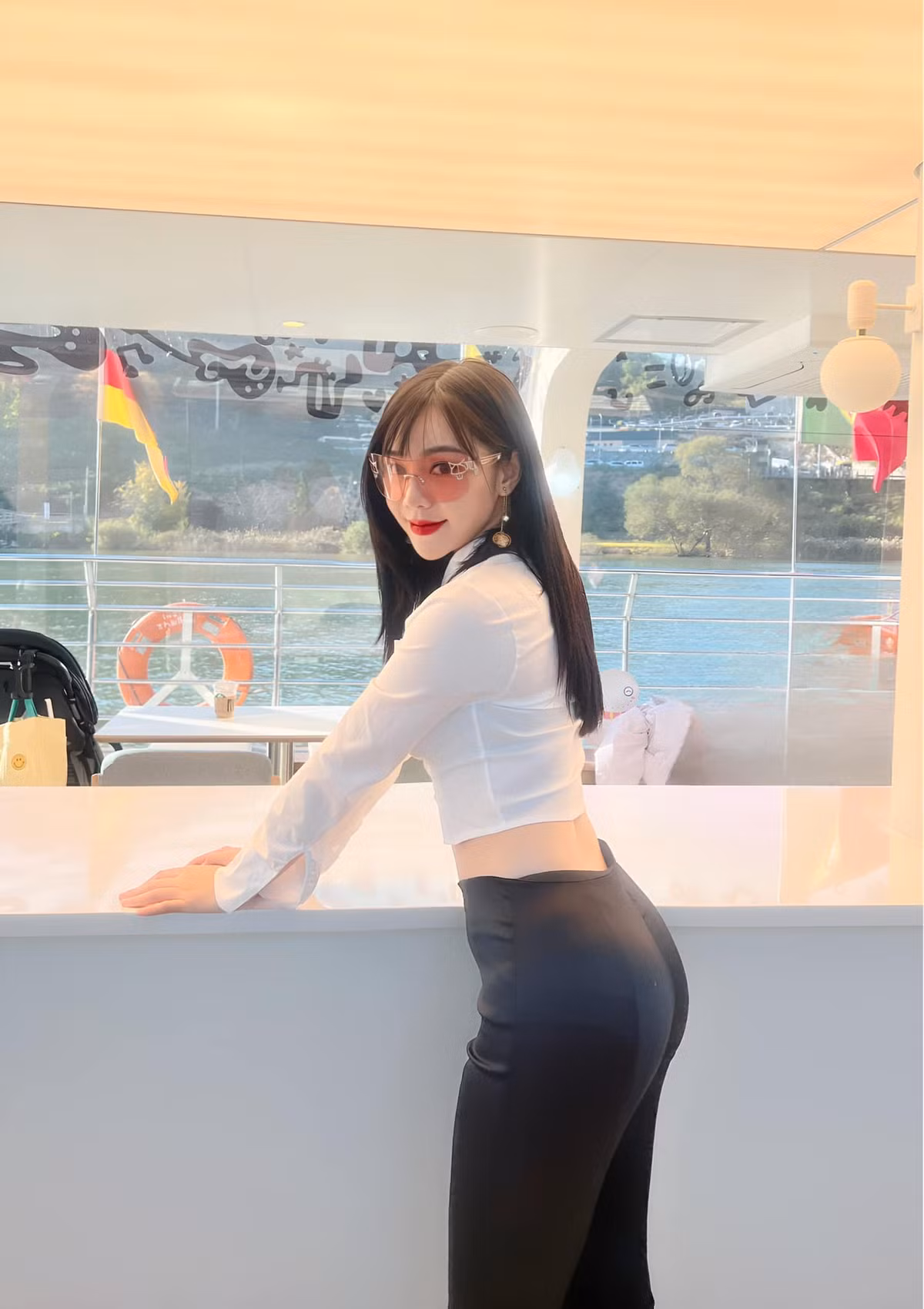 Quỳnh Kool diện áo sơ mi trắng croptop ôm sát kết hợp với quần da bó, khoe body căng đét cùng vòng eo con kiến.