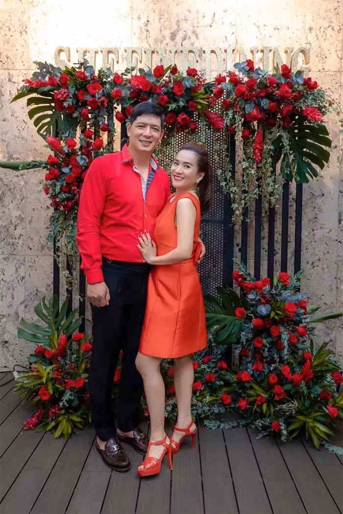 Vợ Bình Minh là người phụ nữ giỏi giang, thành đạt. Cô từng là Giám đốc Marketing của một khách sạn lớn tại TP.HCM, một giảng viên đại học...