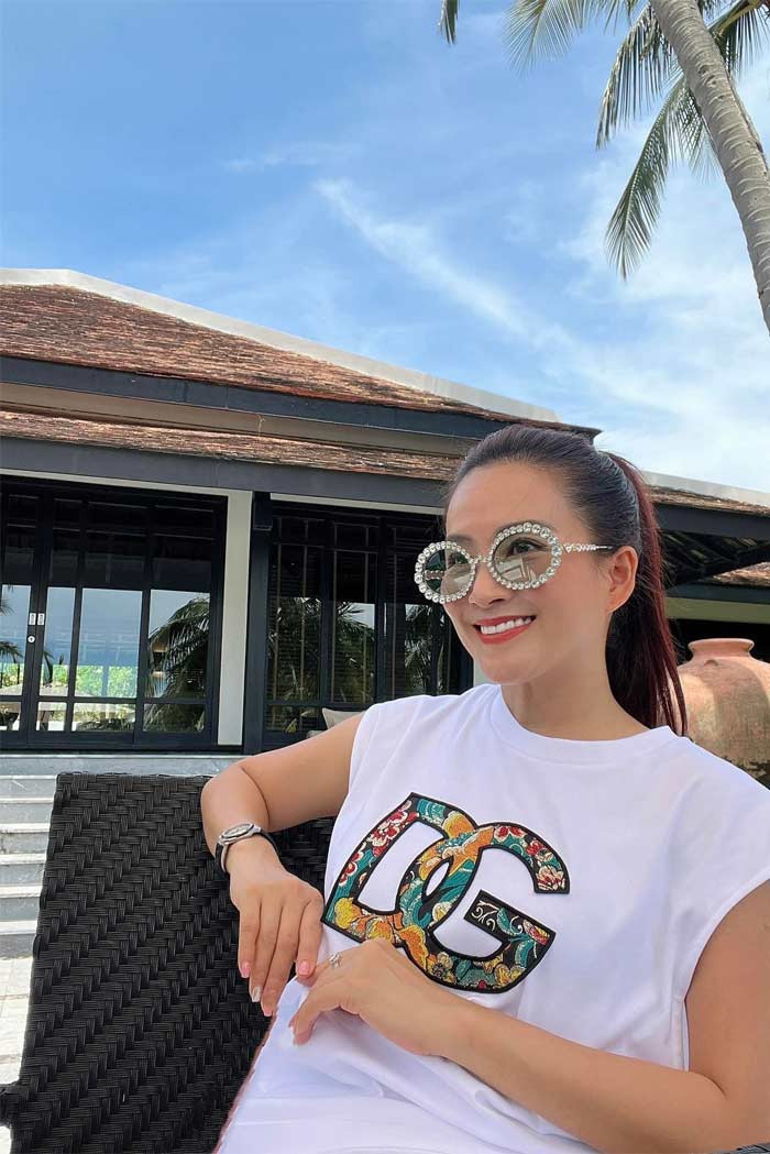 Style ăn mặc, tinh thần thoải mái cũng là những yếu tố giúp Anh Thơ ngày càng trẻ ra.