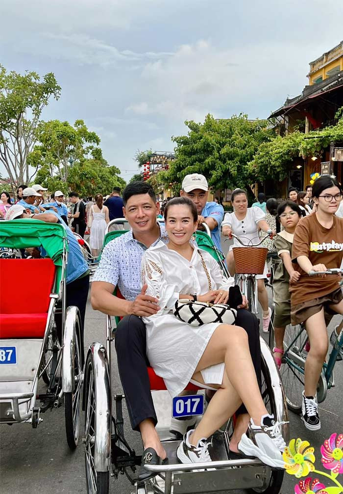 Ngược lại, Bình Minh trông ngày càng già hơn so với tuổi, khuôn mặt và cả vóc dáng của anh không còn được săn chắc như lúc còn trẻ.