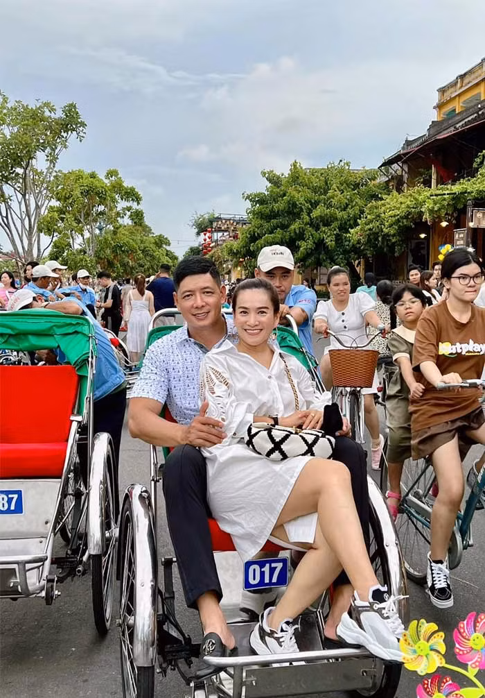 Ngược lại, Bình Minh trông ngày càng già hơn so với tuổi, khuôn mặt và cả vóc dáng của anh không còn được săn chắc như lúc còn trẻ.