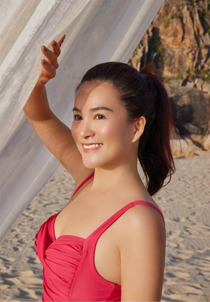 Tuy nhiên, nhờ chăm chỉ tập luyện và thay đổi style ăn mặc, nữ doanh nhân sinh năm 1977 được khen ngày càng trẻ ra và đẹp đôi với chồng.