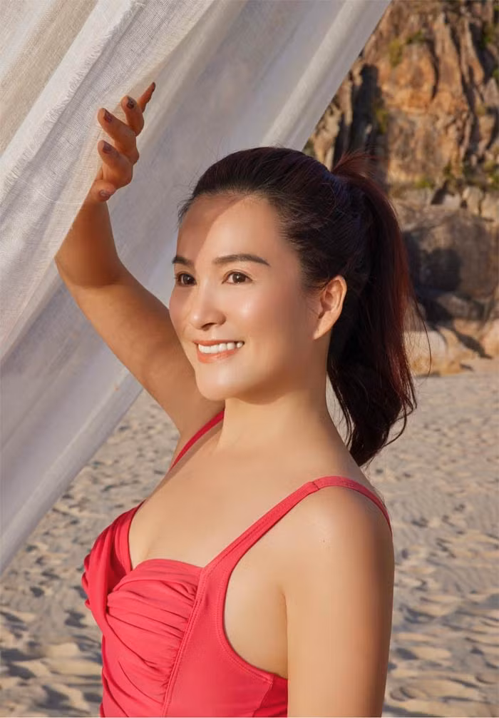 Tuy nhiên, nhờ chăm chỉ tập luyện và thay đổi style ăn mặc, nữ doanh nhân sinh năm 1977 được khen ngày càng trẻ ra và đẹp đôi với chồng.