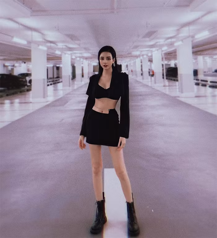 Đôi chân thon, làn da trắng mịn cũng là ưu điểm khiến Đan Tiên thêm phần quyến rũ.