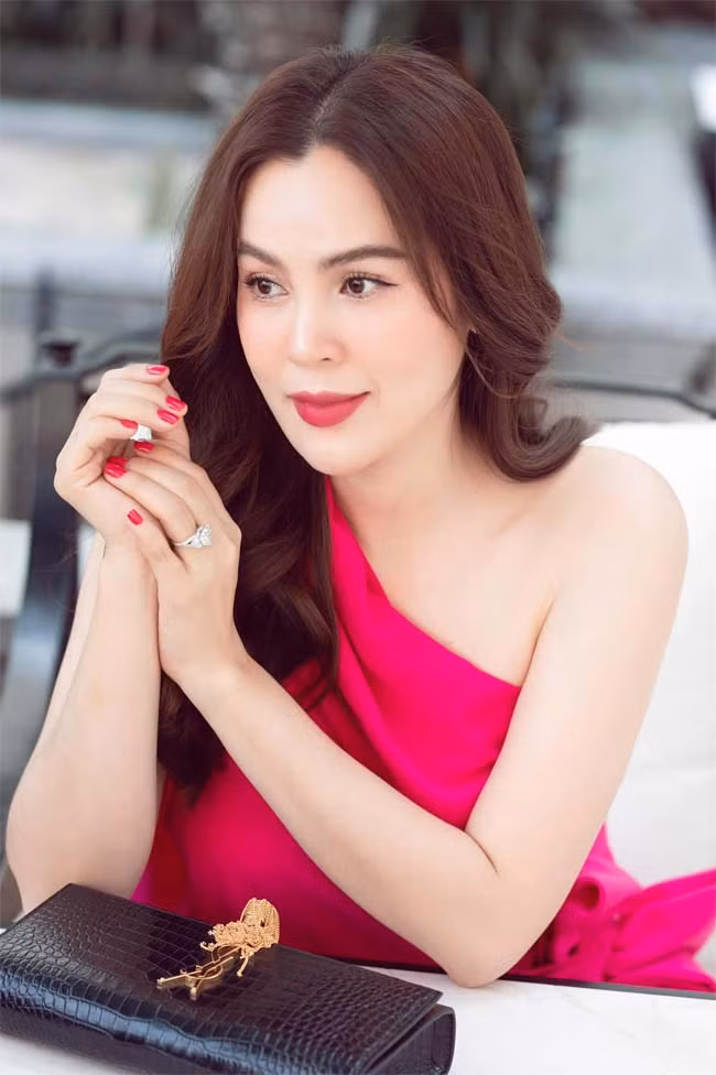 Làn da trắng mịn cũng là một trong những yếu tố giúp bà mẹ ba con trẻ trung hơn so với tuổi 43.