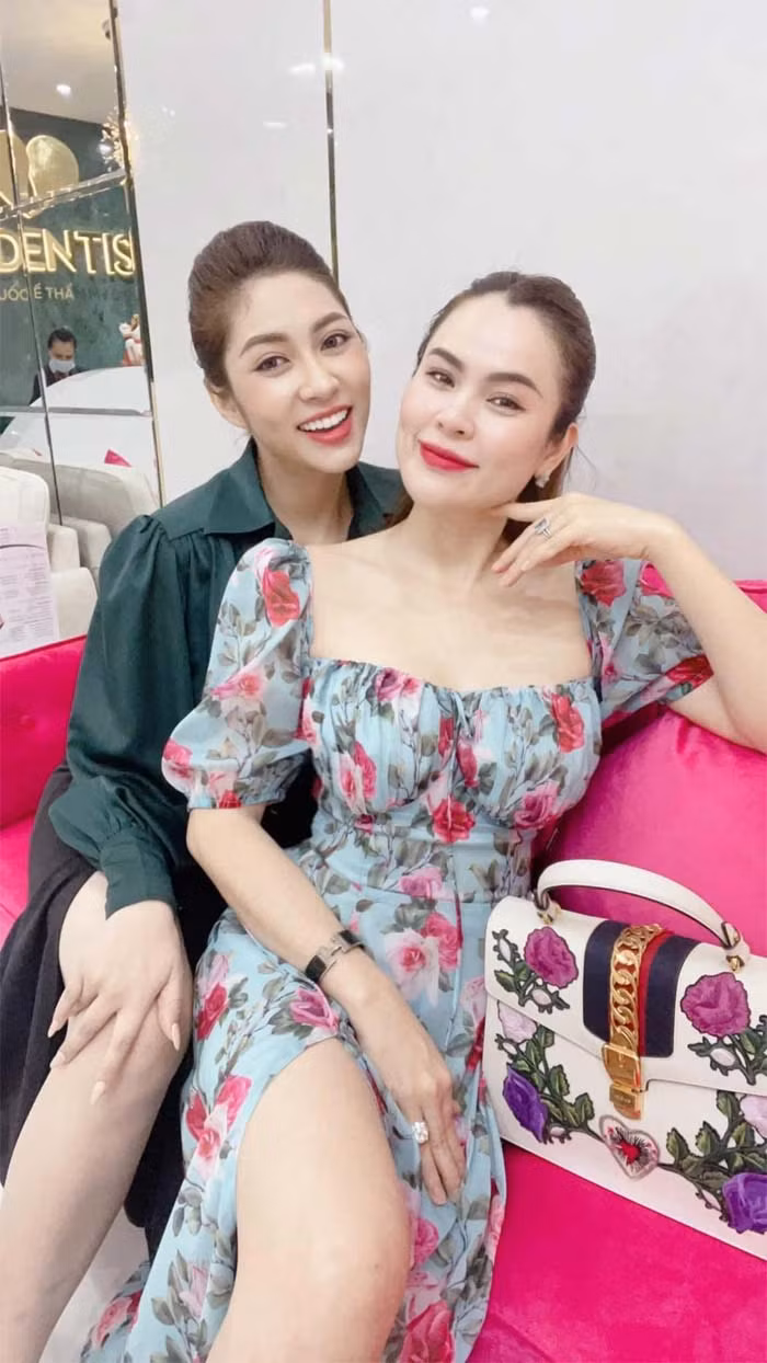 Mới đây, mối quan hệ giữa Phương Lê và Hoa hậu Đặng Thu Thảo gây chú ý khi cả hai nghỉ chơi với nhau sau một thời gian Phương Lê giúp đỡ Đặng Thu Thảo sau biến cố ly hôn. Theo như lời Phương Lê thì Thu Thảo không biết cách cư xử trước sau.