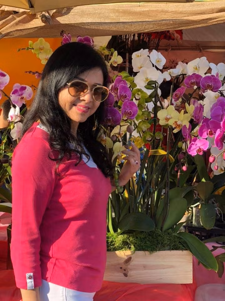 Kém chồng 10 tuổi, hiện tại bà Vương Nga đã 70 tuổi nhưng vợ thứ 4 của ca sĩ Chế Linh được khen là trẻ so với tuổi.