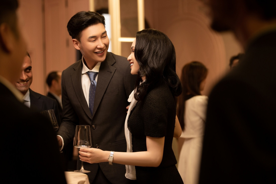 Tối 25/9, Hương Giang chính thức tái xuất đường đua âm nhạc sau hơn 2 năm vắng bóng bằng việc ra mắt MV mới chủ đề xoay quanh người thứ 3, mang tên “ Em buông”. Trong sản phẩm mới, giọng ca chuyển giới đóng cặp cùng mỹ nam người Thái - Yoyo Teenarupakorn Muangmai, bị "trà xanh" ngang nhiên cướp chồng.