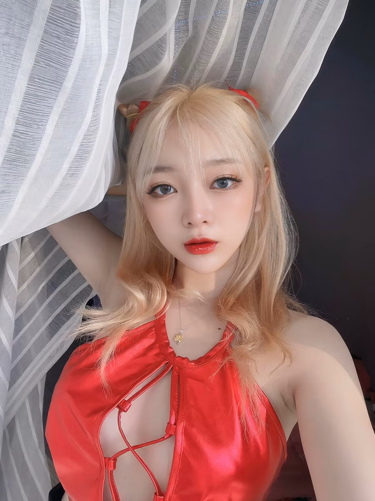 Vòng 1 siêu khủng của Chichan được cô nàng khoe triệt để trong những bộ cánh hở hang.