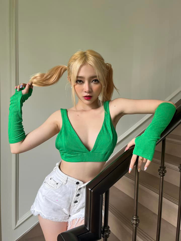 10X chuộng gu thời trang gợi cảm, cắt xẻ táo bạo.