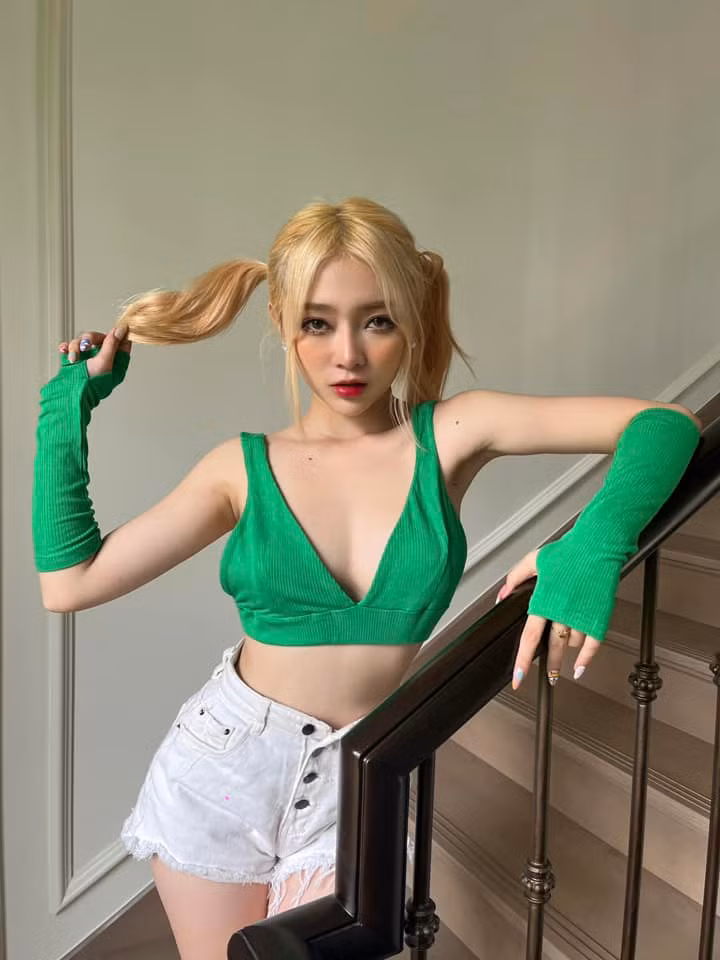 10X chuộng gu thời trang gợi cảm, cắt xẻ táo bạo.