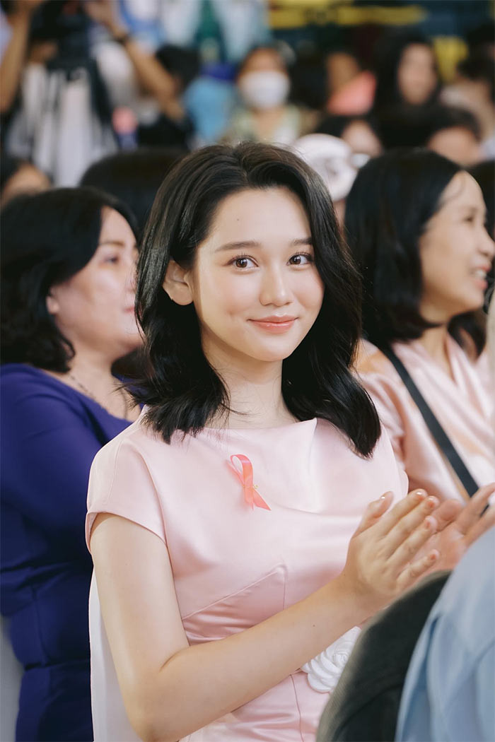 Thần thái của nữ diễn viên sinh năm 1998 rạng rỡ và tự tin hơn hẳn so với lúc bị lên cân.