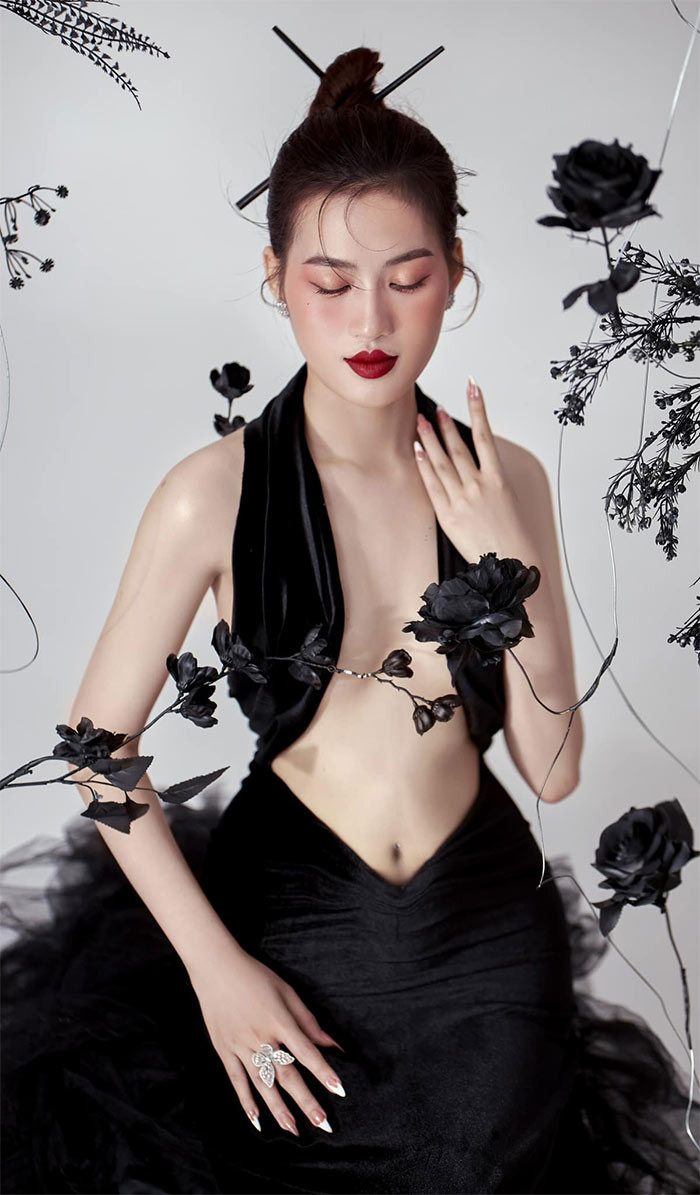 Sau chung kết cuộc thi Hoa hậu Hòa bình Việt Nam 2022, Minh Thư trở thành nạn nhân bị bắt nạt trên mạng vì những người phản đối cô cho rằng, cô quá mờ nhạt trong suốt cả cuộc thi và không xứng đáng với ngôi á hậu 3.