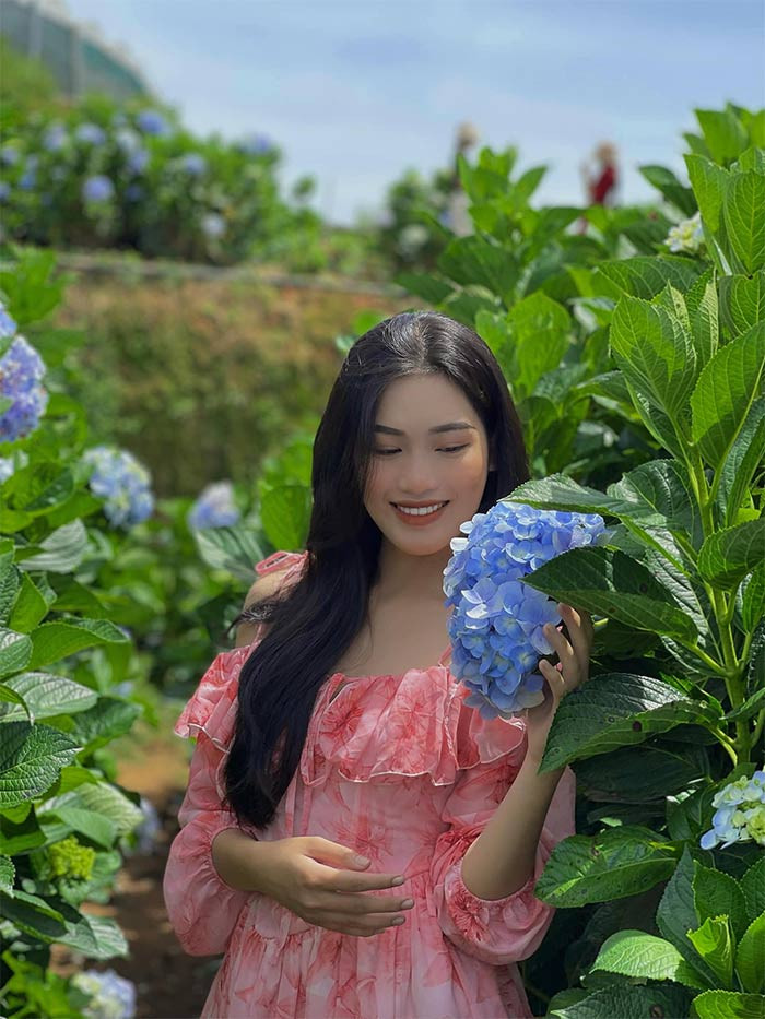 Minh Thư là người đam mê du lịch và rất năng nổ trong các hoạt động đoàn thể, ngoại khóa ở trường, nơi cô sinh sống.