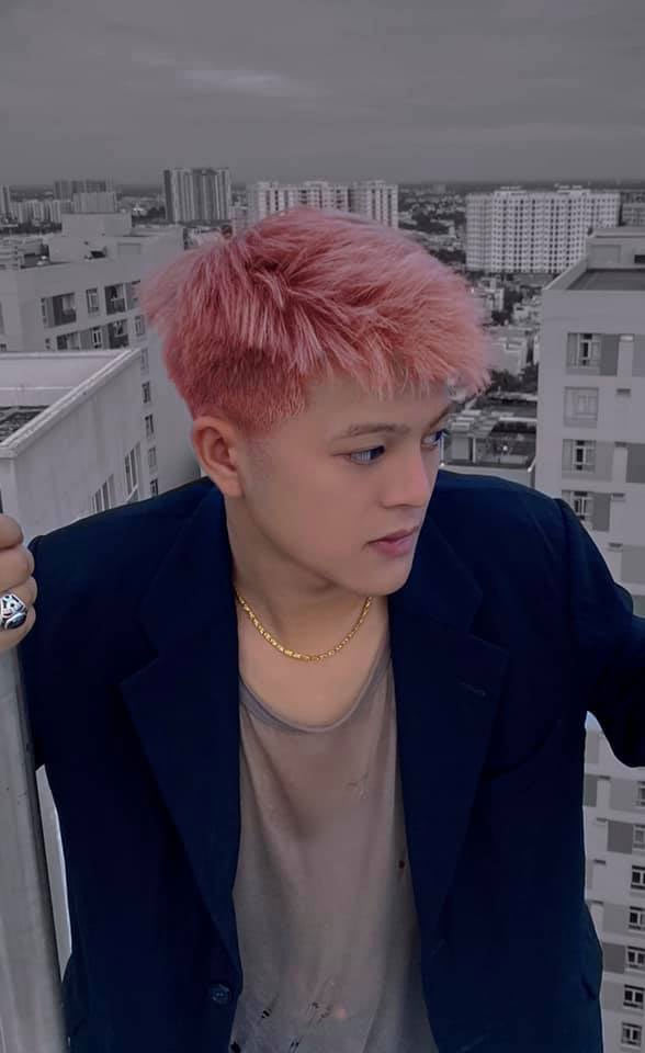 Sau khi phẫu thuật thẩm mỹ, khuôn mặt của Quang Anh đã thay đổi rất nhiều so với lúc mới đăng quang quán quân The Voice Kids 2013.