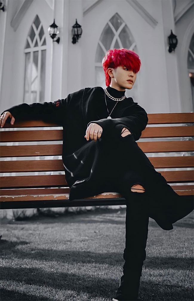 Khuôn mặt của Quang Anh hiện tại thon gọn hơn, sống mũi cao, ra dáng thanh niên.