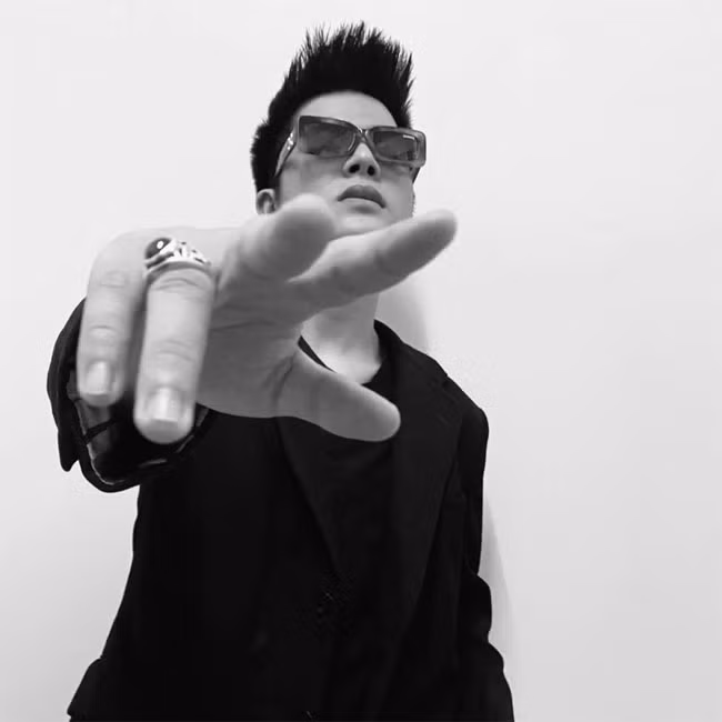 Quang Anh ngày càng chững chạc cả ngoại hình lẫn phong cách âm nhạc.