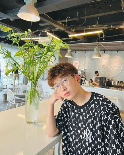 Trong loạt ảnh mới nhất trên trang Instagram cá nhân, Việt Anh nhận được nhiều lời khen về ngoại hình như hot boy, không hổ danh em trai của Á hậu.