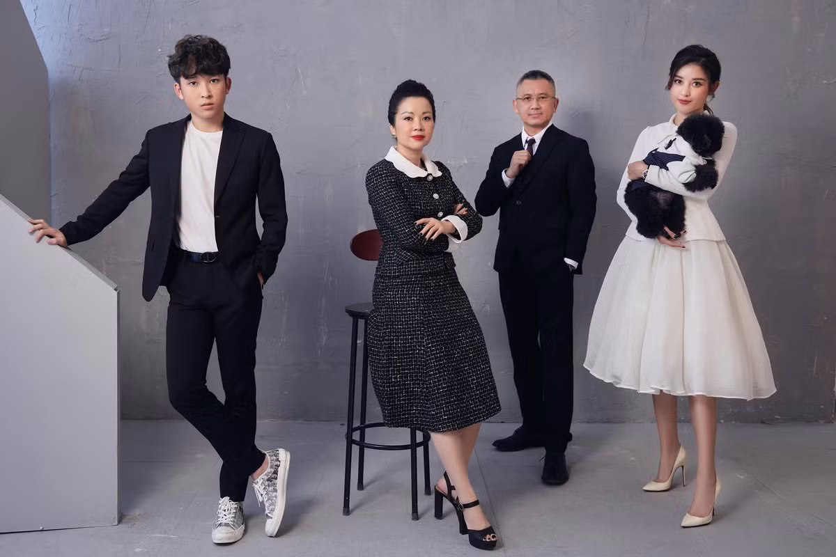 Thời điểm này cuối năm ngoái, trong cùng khung hình, Việt Anh có chiều cao bằng chị gái Á hậu là 1m74.