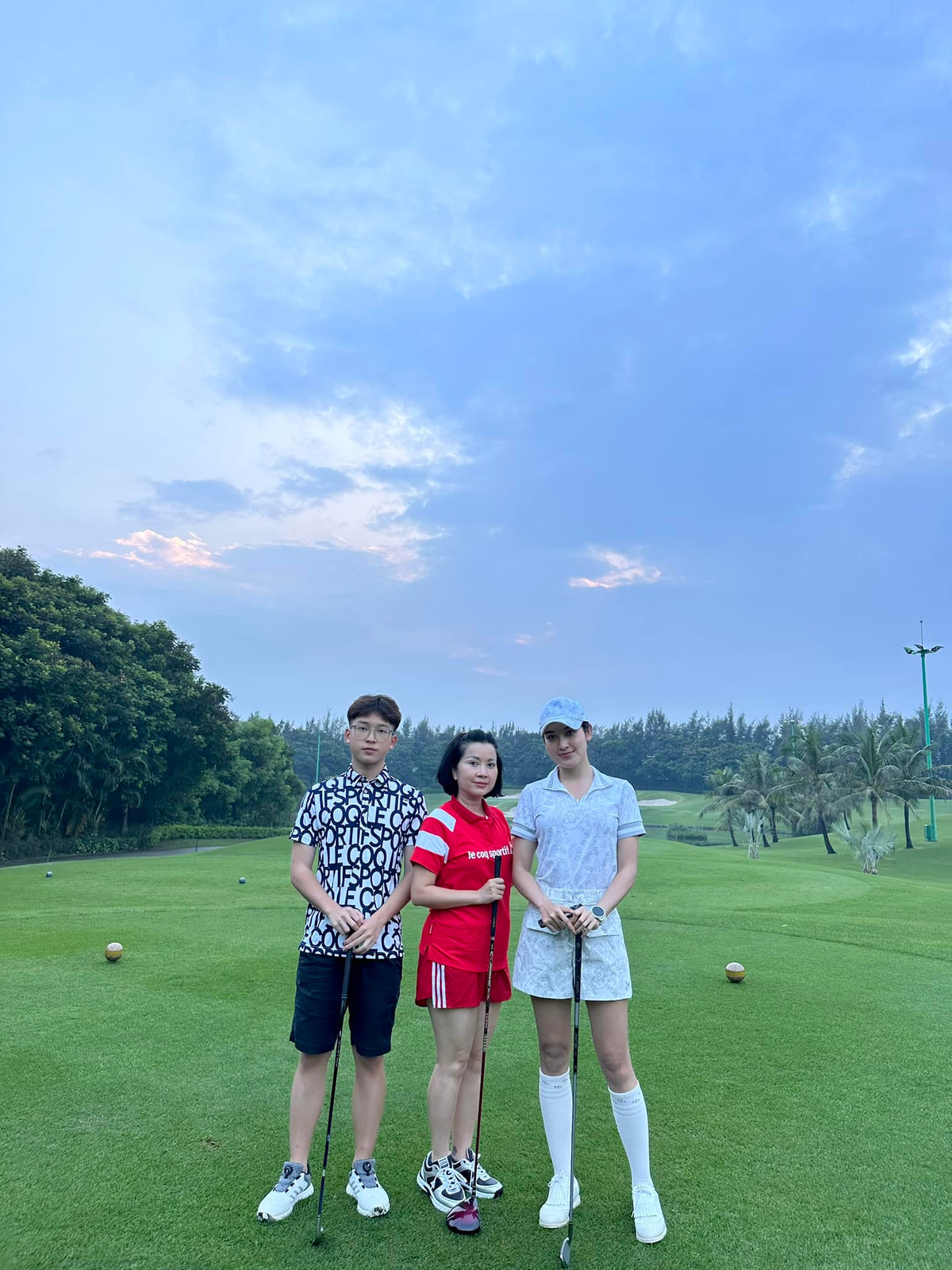Mới đây, trong bức ảnh mẹ của Á hậu Huyền My chụp cùng hai con tại sân golf, fan không khỏi trầm trồ trước nhan sắc "cả nhà đều đẹp" của nàng Á hậu. Đặc biệt, em trai Á hậu Huyền My gây chú ý hơn cả với màn "dậy thì thành công".