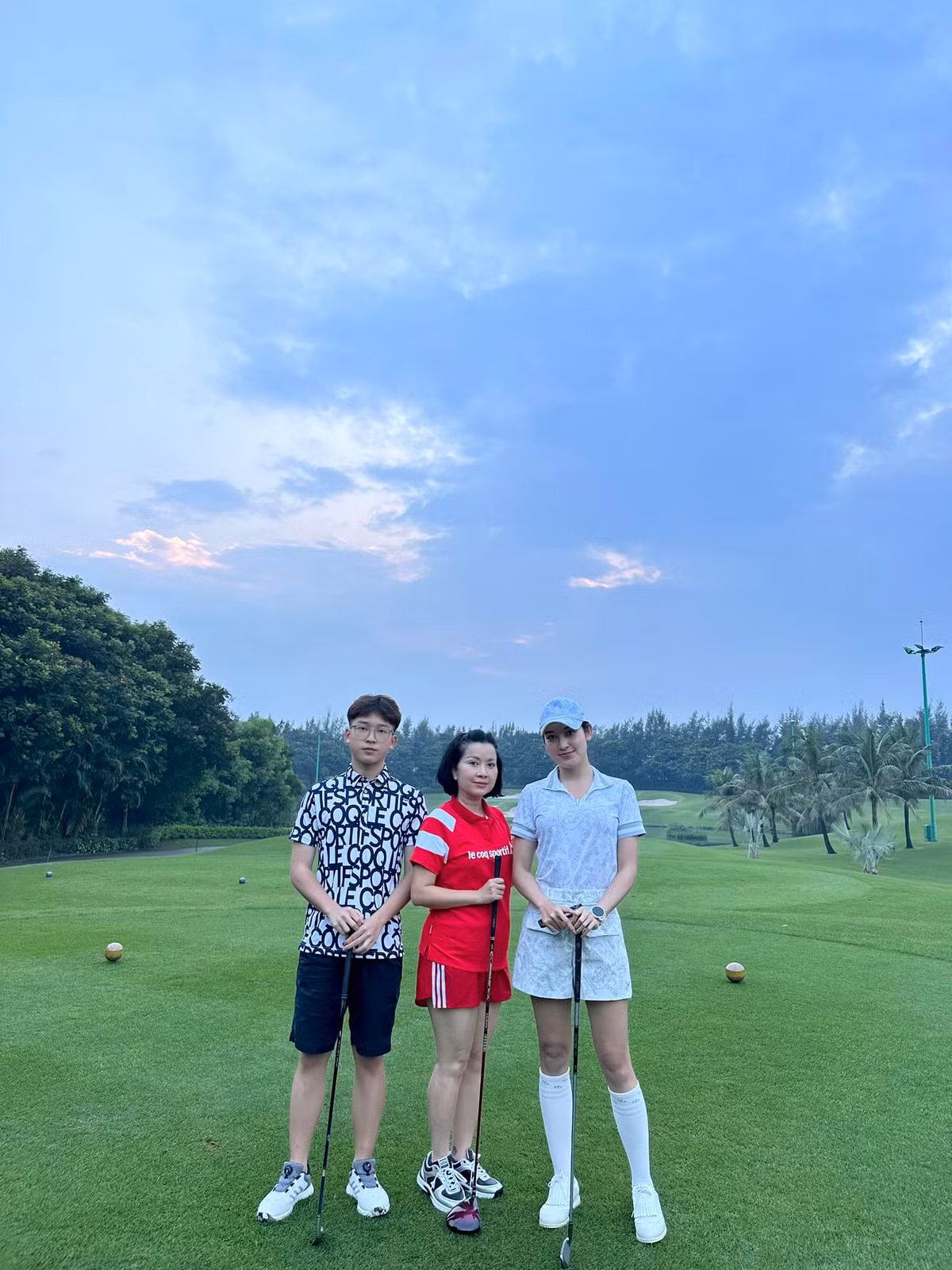 Mới đây, trong bức ảnh mẹ của Á hậu Huyền My chụp cùng hai con tại sân golf, fan không khỏi trầm trồ trước nhan sắc "cả nhà đều đẹp" của nàng Á hậu. Đặc biệt, em trai Á hậu Huyền My gây chú ý hơn cả với màn "dậy thì thành công".