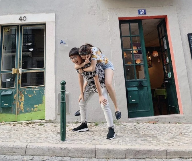 Nhưng chỉ sau 1 năm, em trai 19 tuổi của Huyền My đã cao lớn hơn chị. Cậu bạn cũng trưởng thành và chững chạc hơn.