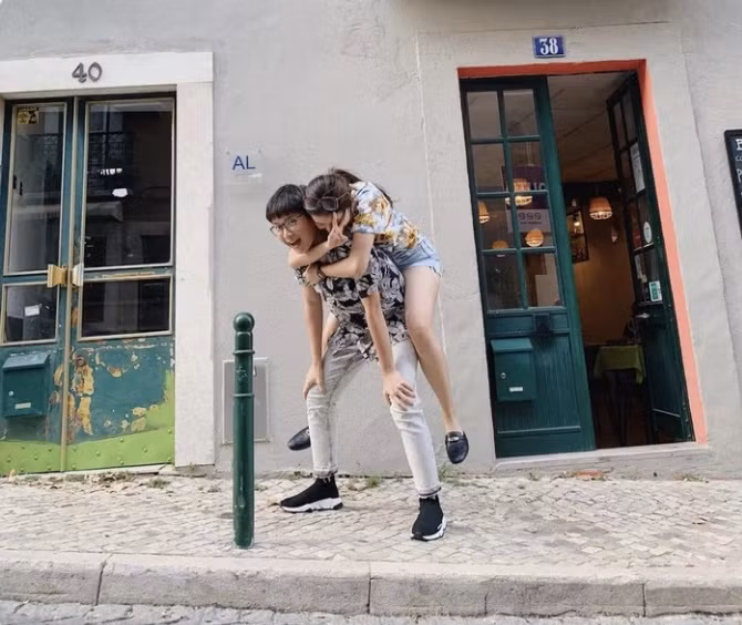 Nhưng chỉ sau 1 năm, em trai 19 tuổi của Huyền My đã cao lớn hơn chị. Cậu bạn cũng trưởng thành và chững chạc hơn.