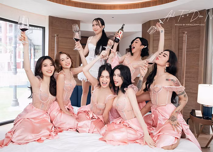 Nữ diễn viên "Thập Tam Muội" tạo dáng độc nhất vô nhị với các phù dâu trước giờ đám cưới. (Ảnh: FBNV)