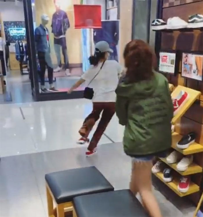 Năm 2019, trong một lần đi thử giày ở trung tâm thương mại nhưng thánh lầy Diệu Nhi giả vờ bỏ chạy khiến nhân viên của cửa hàng hết hồn. (Ảnh: VTC)