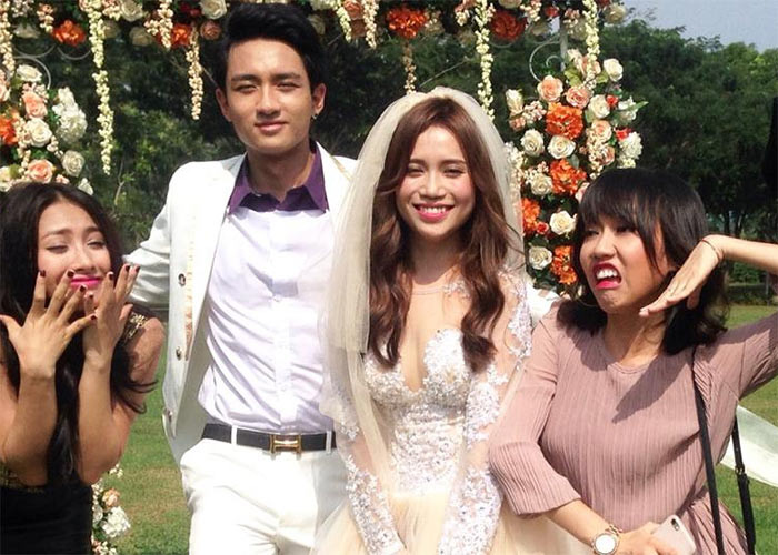 Diệu Nhi tạo dáng hài hước trong đám cưới một người bạn. (Ảnh: FBNV)