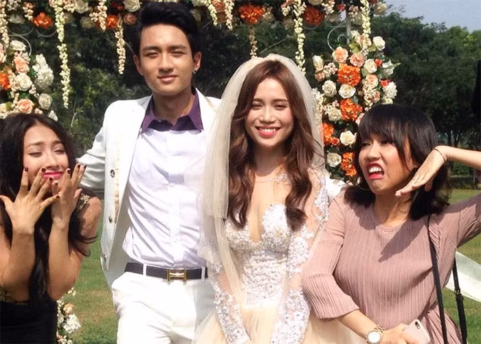 Diệu Nhi tạo dáng hài hước trong đám cưới một người bạn. (Ảnh: FBNV)