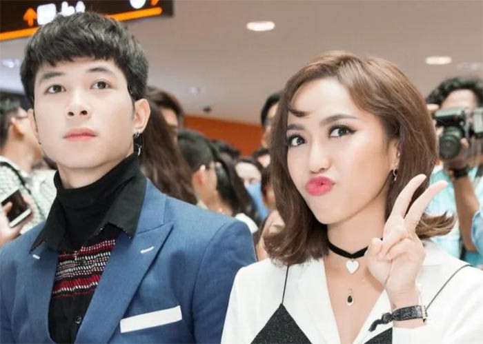 Nữ diễn viên sinh năm 1991 chu môi tạo dáng khi chụp ảnh cùng bạn trai Anh Tú tại một sự kiện. (Ảnh: phunutoday)