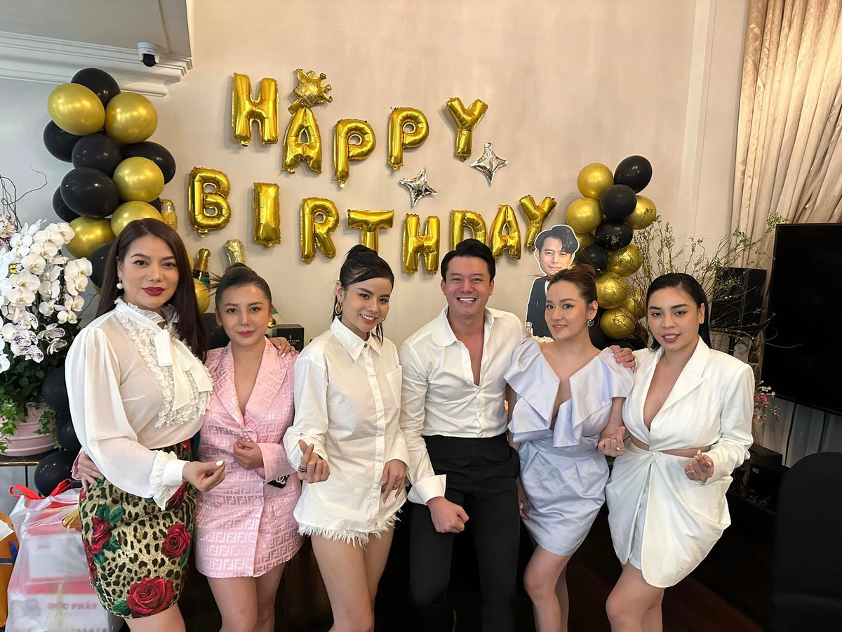 Góp chụp này khiến bà mẹ một con lộ rõ thân hình "vạm vỡ".