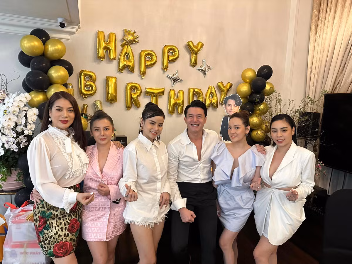 Góp chụp này khiến bà mẹ một con lộ rõ thân hình "vạm vỡ".