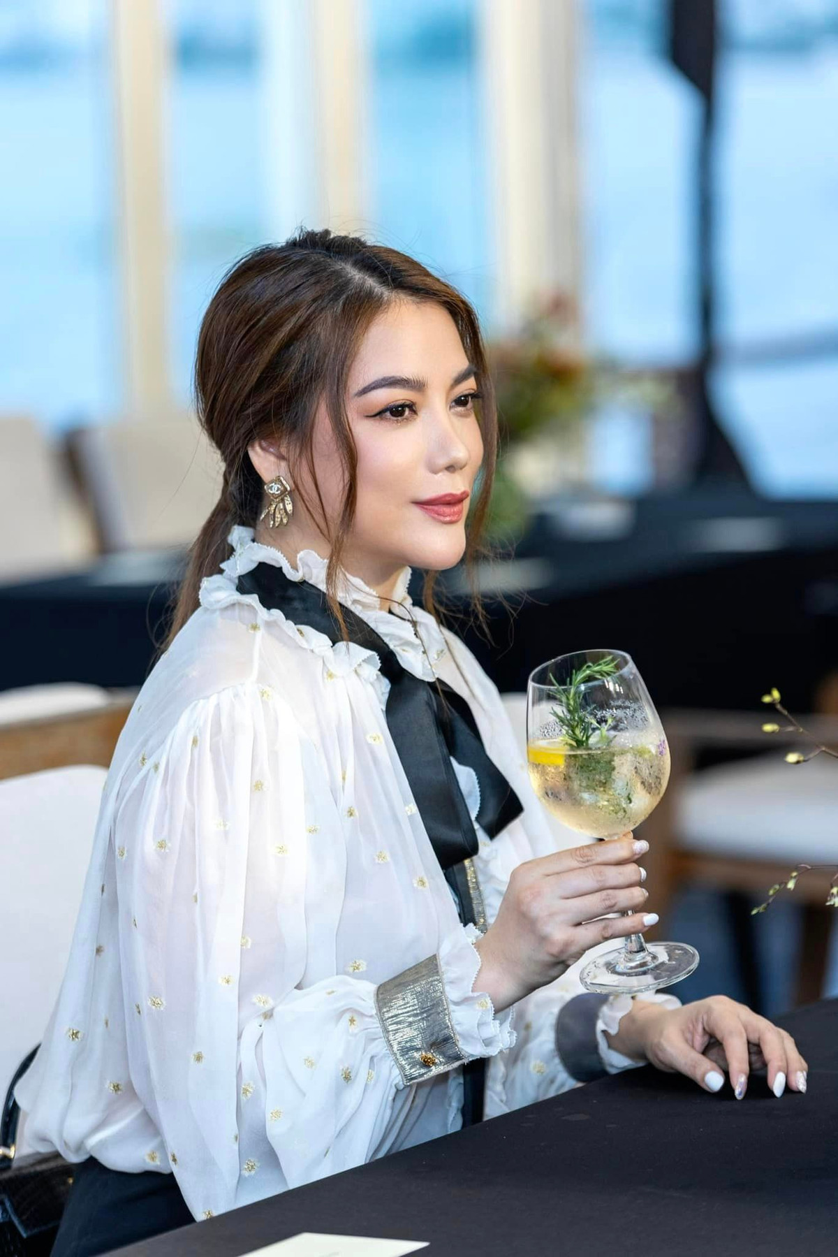 Ở tuổi U50, nữ diễn viên sở hữu gu thời trang trẻ trung và sành điệu.