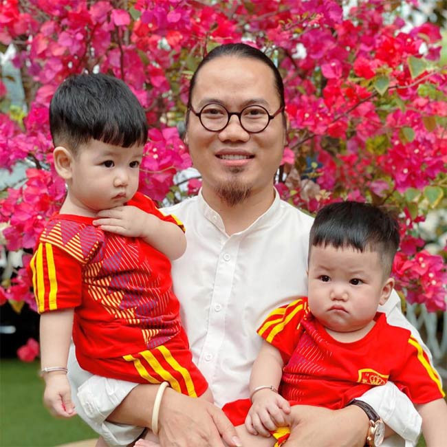 Không chỉ là diễn viên hài đắt show, anh còn là một trong số ít các nghệ sĩ tự sản xuất các sản phẩm hài của riêng mình.