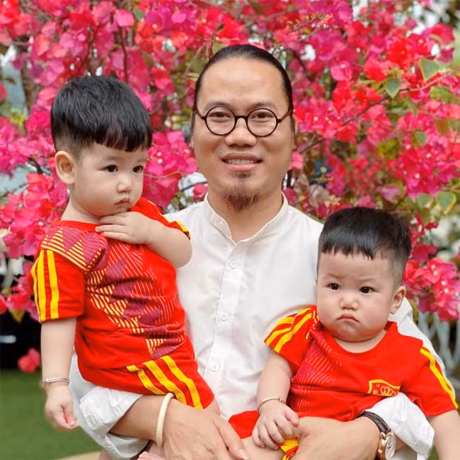 Không chỉ là diễn viên hài đắt show, anh còn là một trong số ít các nghệ sĩ tự sản xuất các sản phẩm hài của riêng mình.