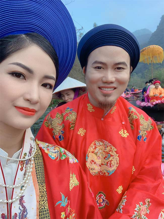 Vợ Vượng Râu thay anh quán xuyến việc nhà, đưa đón, dạy dỗ các con học hành. Cô cũng hỗ trợ chồng mỗi khi công ty gia đình tổ chức show lớn.