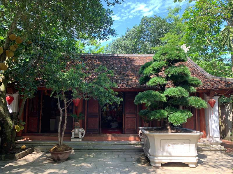 Khu nhà thờ trị giá hơn 10 tỷ đồng này Vượng Râu đầu tư xây dựng vào năm 2012. Toàn bộ công trình đượclàm bằng gỗ, trong đó có những loại gỗ quý như gỗ lim, cẩm lai và sến.