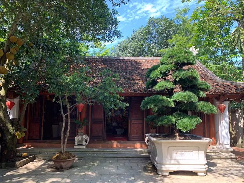 Khu nhà thờ trị giá hơn 10 tỷ đồng này Vượng Râu đầu tư xây dựng vào năm 2012. Toàn bộ công trình đượclàm bằng gỗ, trong đó có những loại gỗ quý như gỗ lim, cẩm lai và sến.