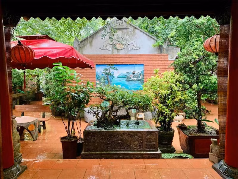 Biệt phủ rộng rãi được xây dựng theo phong cách nhà Bắc Bộ xưa với sân vườn rộng rãi của Vượng Râu.