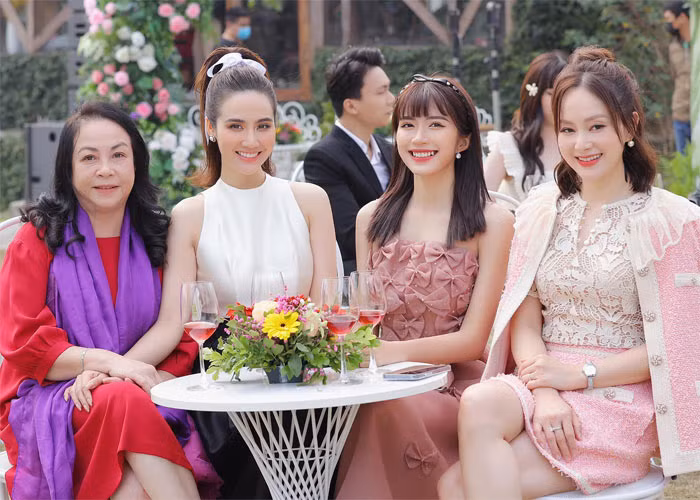 Ngọc Huyền cùng các diễn viên phim "Thương ngày nắng về" ghi hình cho một chương trình của VTV.